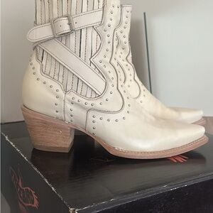 Beige Morgan Freebirds